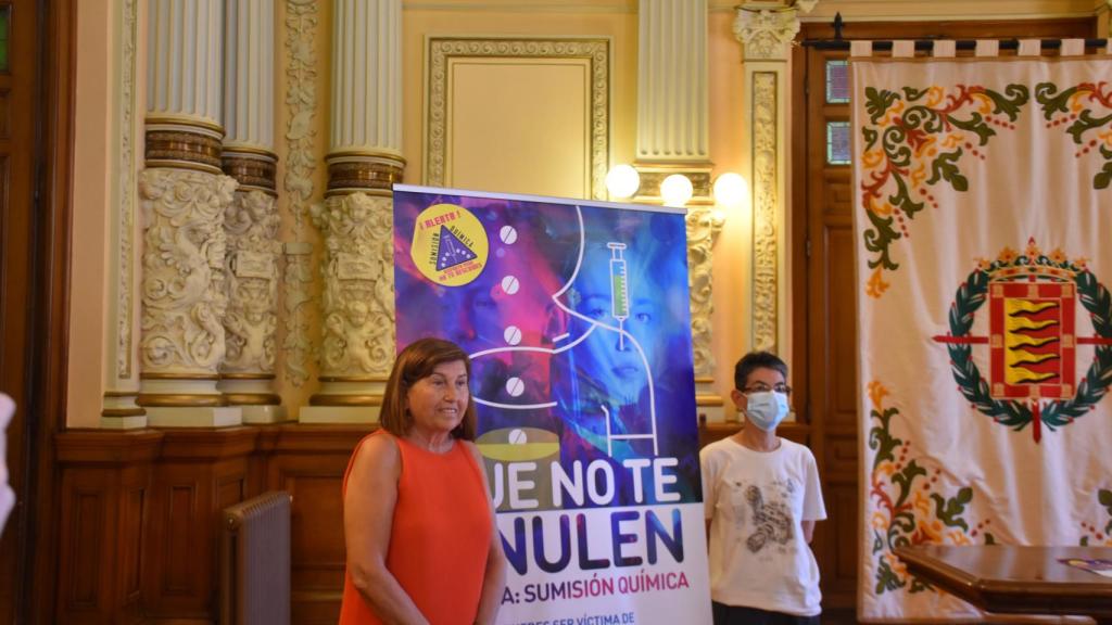 La concejala de Educación, Infancia, Juventud e Igualdad del Ayuntamiento de Valladolid, María Victoria Soto, junto con María José Suárez, de la Junta Directiva de Adavasymt en la presentación de la campaña 'Que no te anulen: sumisión química'