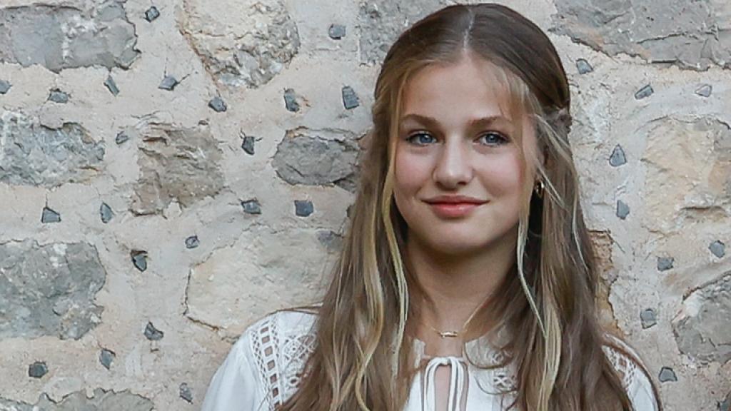 La princesa Leonor de Borbón durante el posado oficial de la Familia Real en la Cartuja de Valldemossa, en Mallorca.