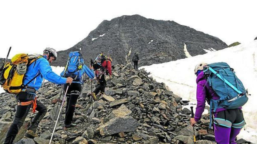 Un grupo de montañeros asciende por el corredor Goûter, la vía habitual del Mont Blanc