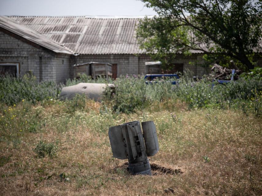 Restos de un misil a unos metros de una granja en el pueblo de Mayaky, a las afueras de Sloviansk, en Ucrania.