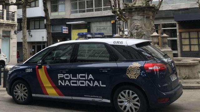 Un coche de la Policía Nacional en A Coruña.