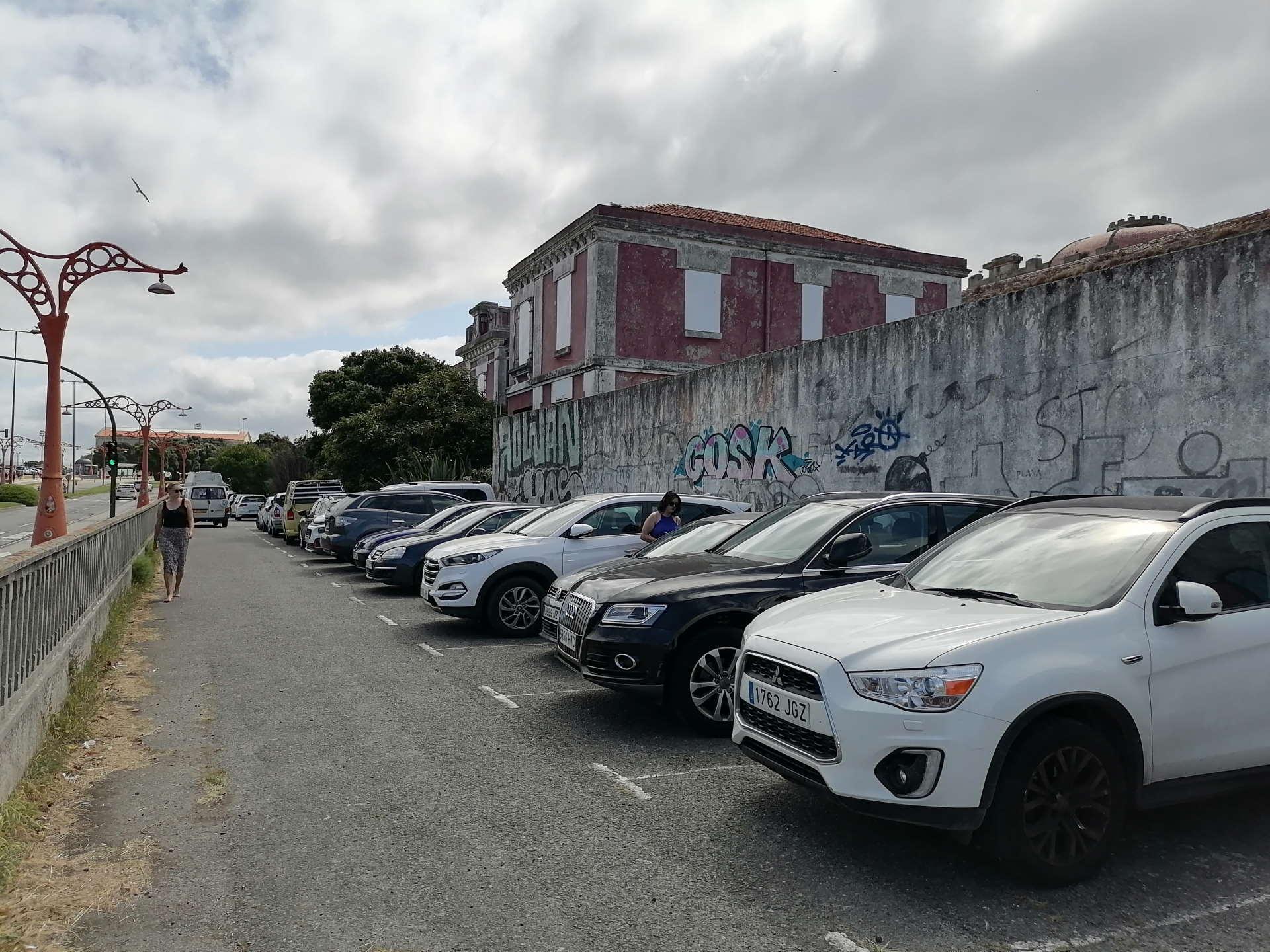 Coches aparcados en el entorno de la cárcel de A Coruña
