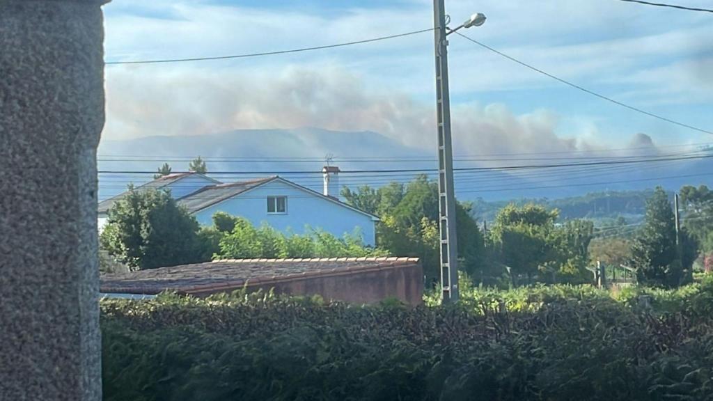 Incendio en la parroquia de Cures, en Boiro (A Coruña)