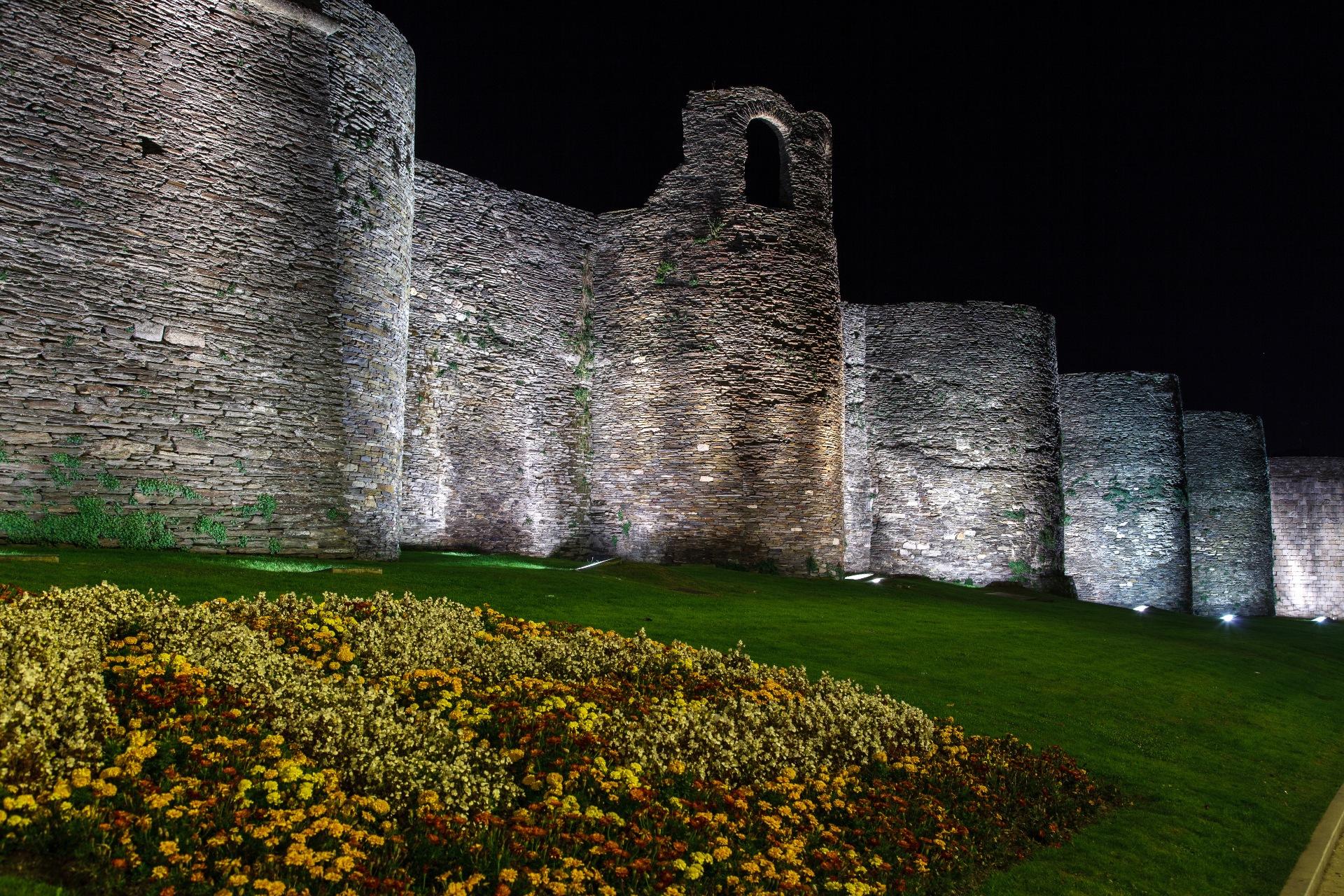 La muralla romana de Lugo iluminada de noche. Foto: Shutterstock