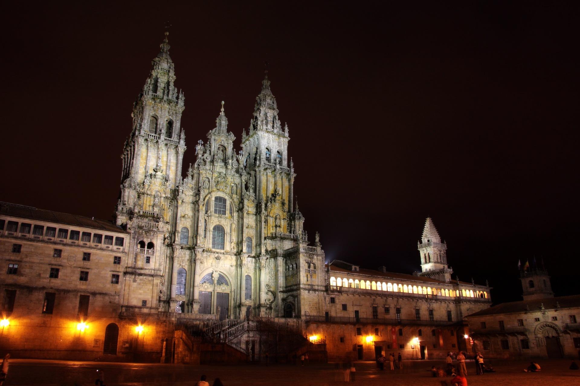 Catedral de Santiago iluminada de noche