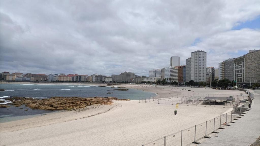 Montaje del escenario del Noroeste en la playa de Riazor.