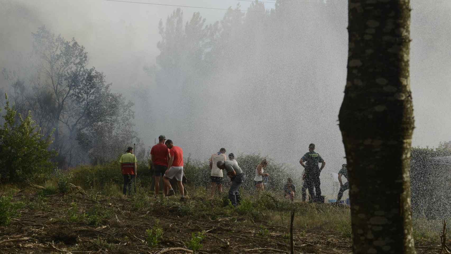 Varias personas trabajan en la extinción de un incendio en Verín.