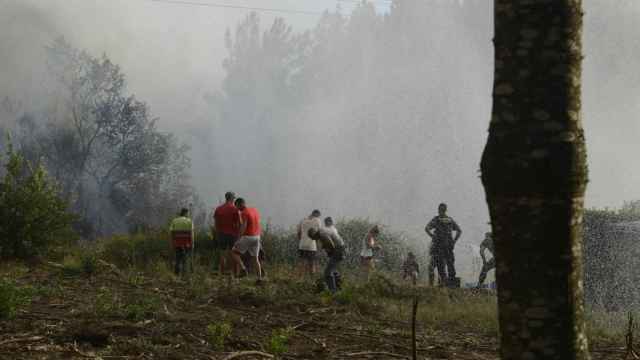 Varias personas trabajan en la extinción de un incendio en Verín.