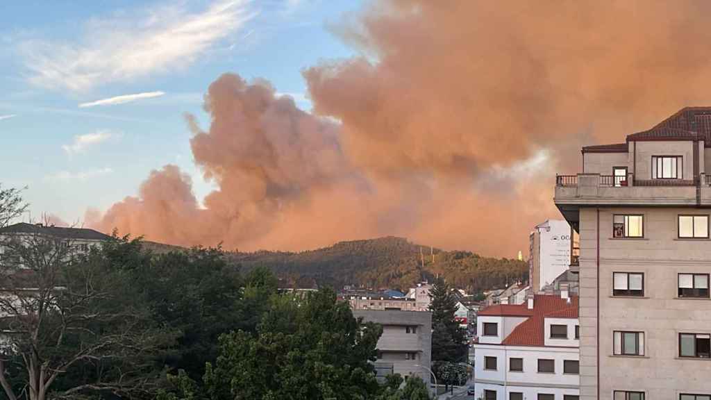 Columna de humo del incendio de Caldas de Reis (Pontevedra).