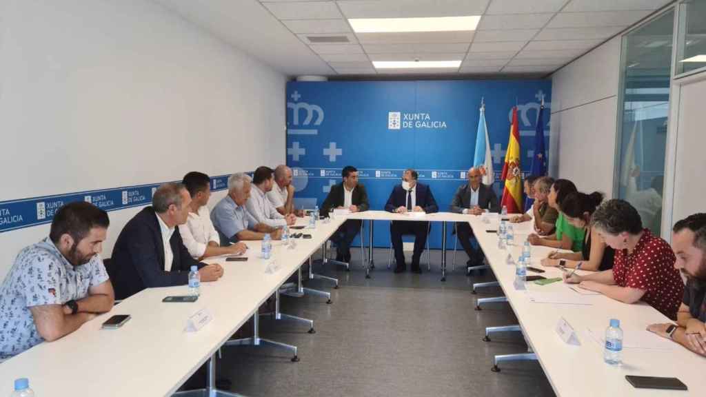 El conselleiro de Sanidade, Julio García Comesaña, y el nuevo gerente del área sanitaria de Pontevedra-O Salnés, José Flores, se reúnen con alcaldes del área.