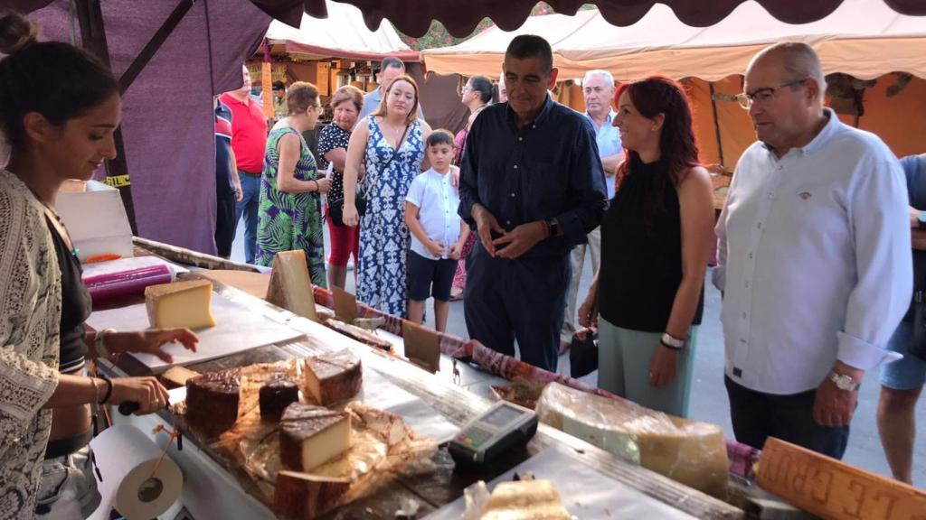 Los concejales en el zoco árabe.