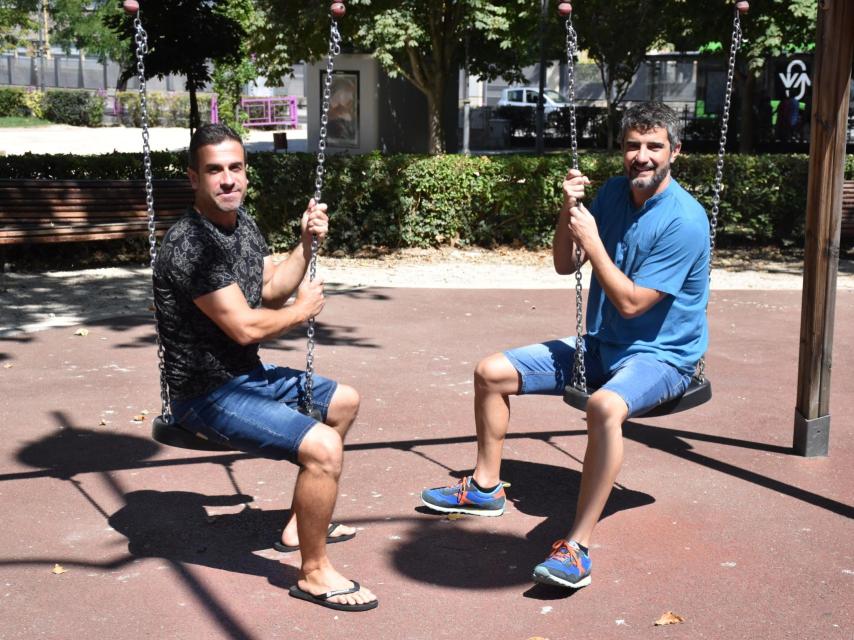 Quique Matilla y Roberto Chapu  en un columpio de la Plaza Poniente