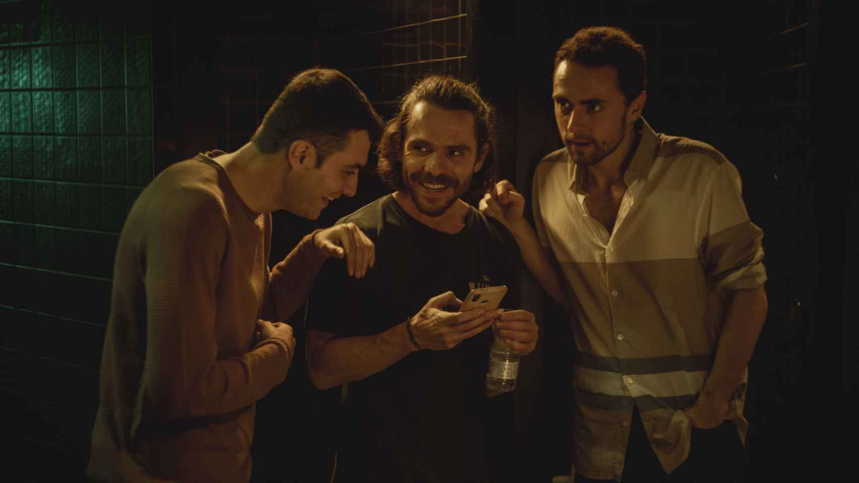 Fotograma de 'Suelta' en el que se ve a tres hombres en un bar.