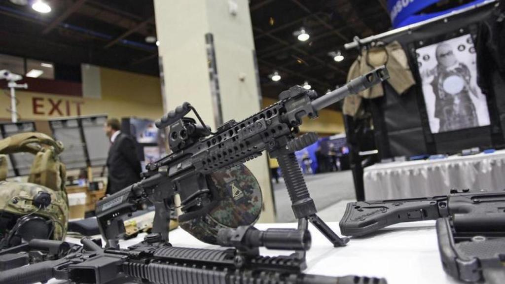 Un rifle AR-15 en una feria de armas en EEUU en 2013.