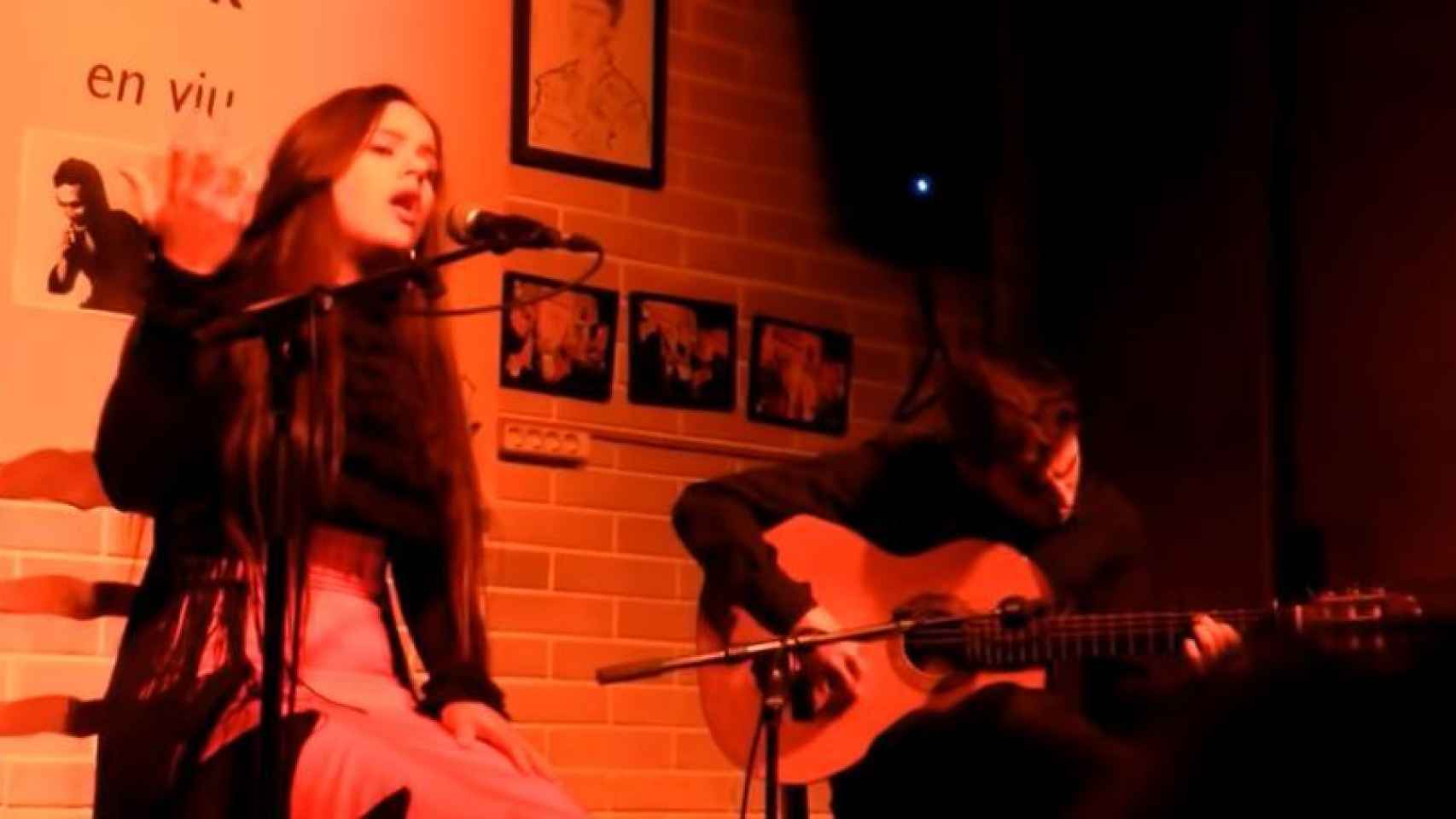 Rosalía cantando en el club JazzSí, en 2015.