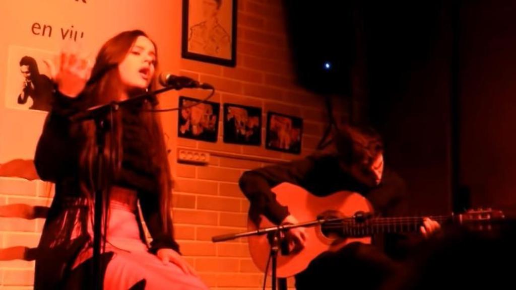 Rosalía cantando en el club JazzSí, en 2015.