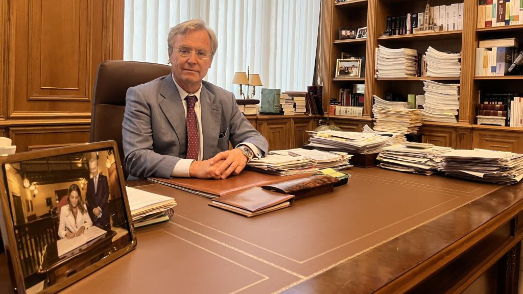 El notario Carlos Toledo en su despacho con la foto de su hija Carmen cuando tomó posesión.