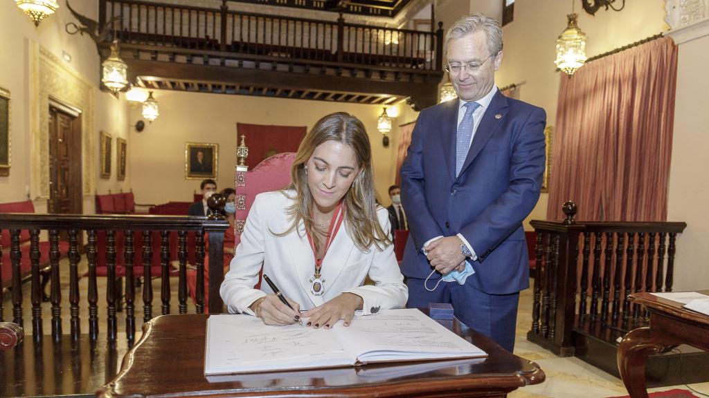 La notaria Carmen Toledo toma de posesión con su padre, el notario Carlos Toledo, como padrino.