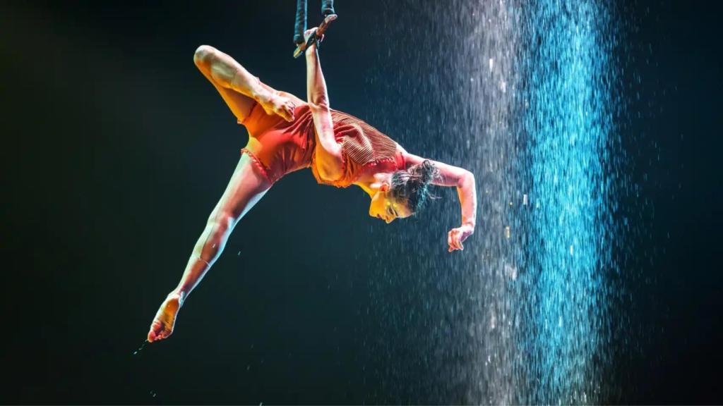 'Luzia' introduce el agua en varias de las acrobacias que ejecutarán sus artistas en Alicante.