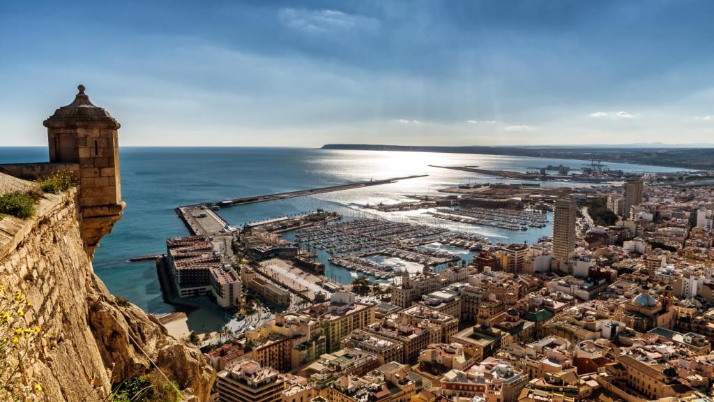 Vistas desde el castillo de Santa Bárbara en Alicante.