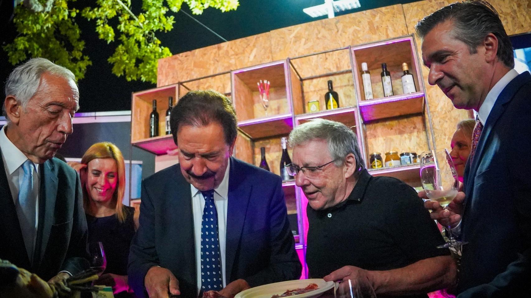 El presidente de la República Portuguesa, Marcelo Rebelo de Sousa, junto al presidente de Pinhel, Rui Ventura (dcha), degustan Jamón Guijuelo