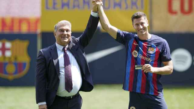 Joan Laporta y Robert Lewandowski, durante la presentación