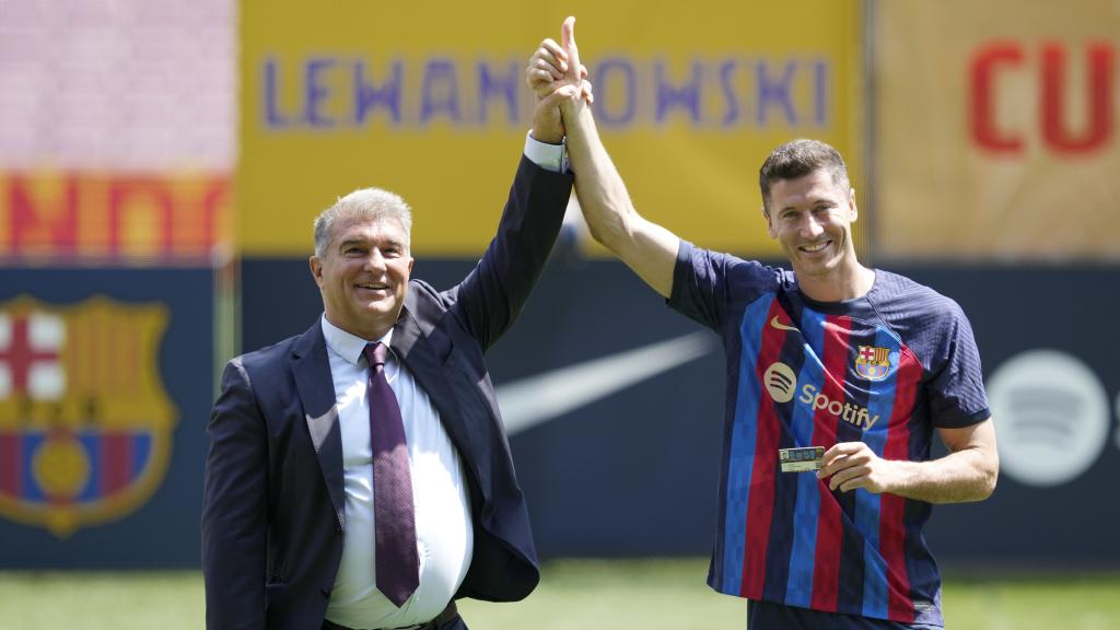 Joan Laporta y Robert Lewandowski, durante la presentación