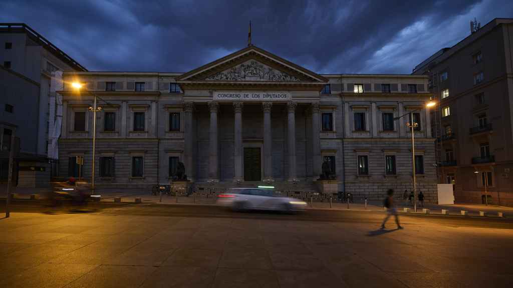 Fachada del Congreso de los Diputados sin iluminación, a 2 de agosto de 2022, tras apagar la iluminación para cumplir con el plan de ahorro energético.