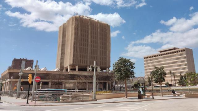 Imagen del antiguo edificio de Correos, en Málaga, y del edificio de Hacienda.