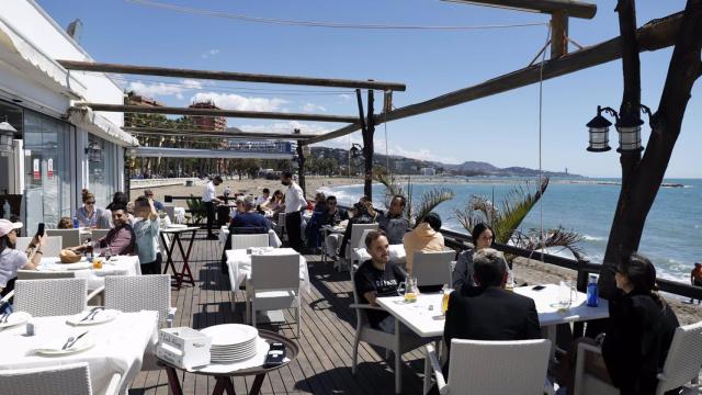 Malagueños y visitantes disfrutan de las playas y los chiringuitos de la capital.