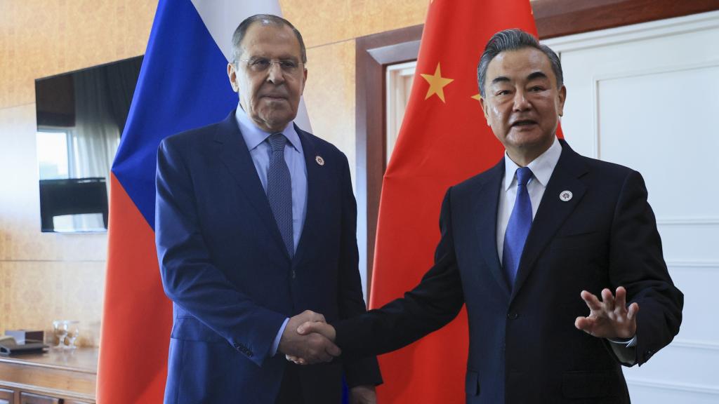 Los ministros de Exteriores de Rusia y China, Sergei Lavrov y Wang Yi, en su encuentro en Nom Pen, Camboya.
