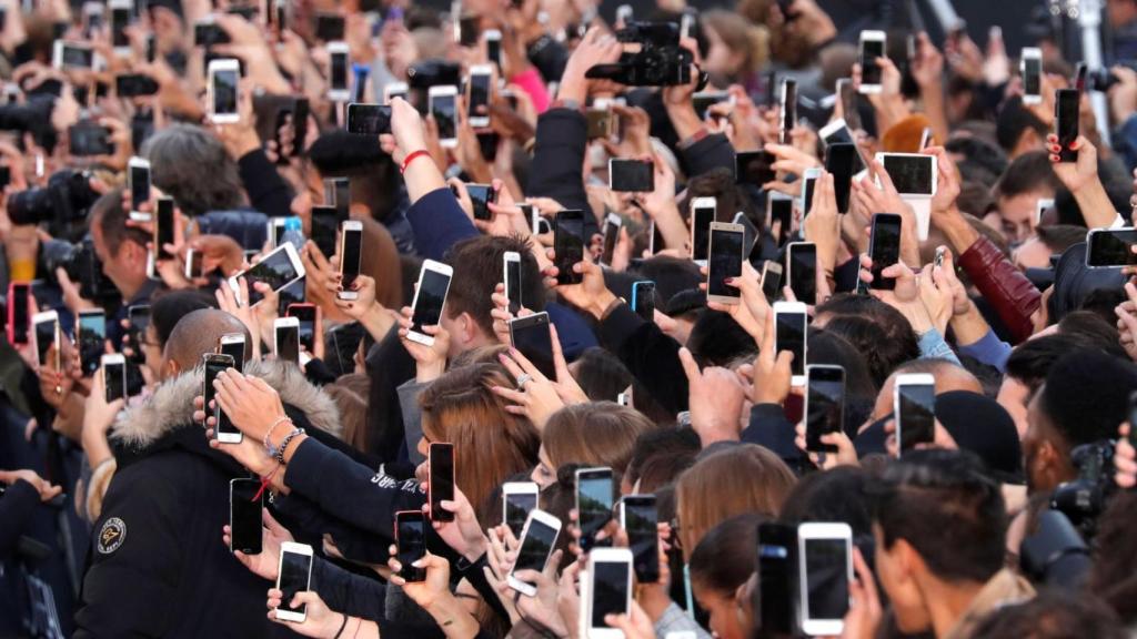 La adicción y la dependencia del teléfono móvil aumenta el riesgo de infoxicación.