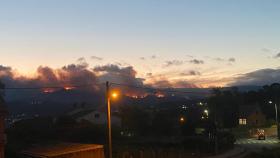 Incendio activo en la parroquia de Cures, Boiro (A Coruña) a las 22:30 del jueves
