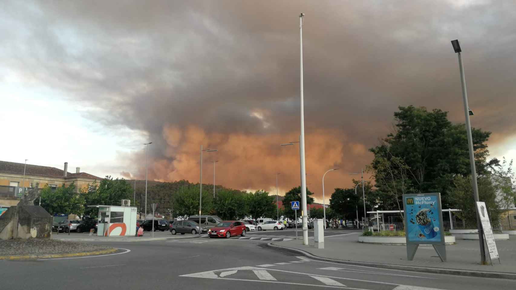 Vista de la columna de humo del incendio de A Fracha desde la ciudad de Pontevedra.
