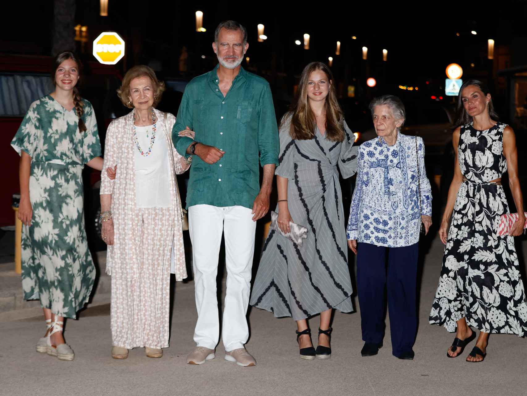 La Familia Real, junto a la reina Sofía e Irene de Grecia, saliendo del restaurante.