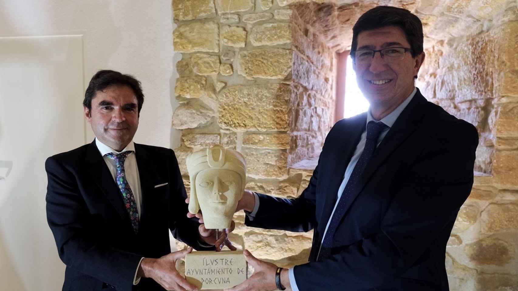 El alcalde de Porcuna, Miguel Moreno, junto a Juan Marín en una imagen de archivo.