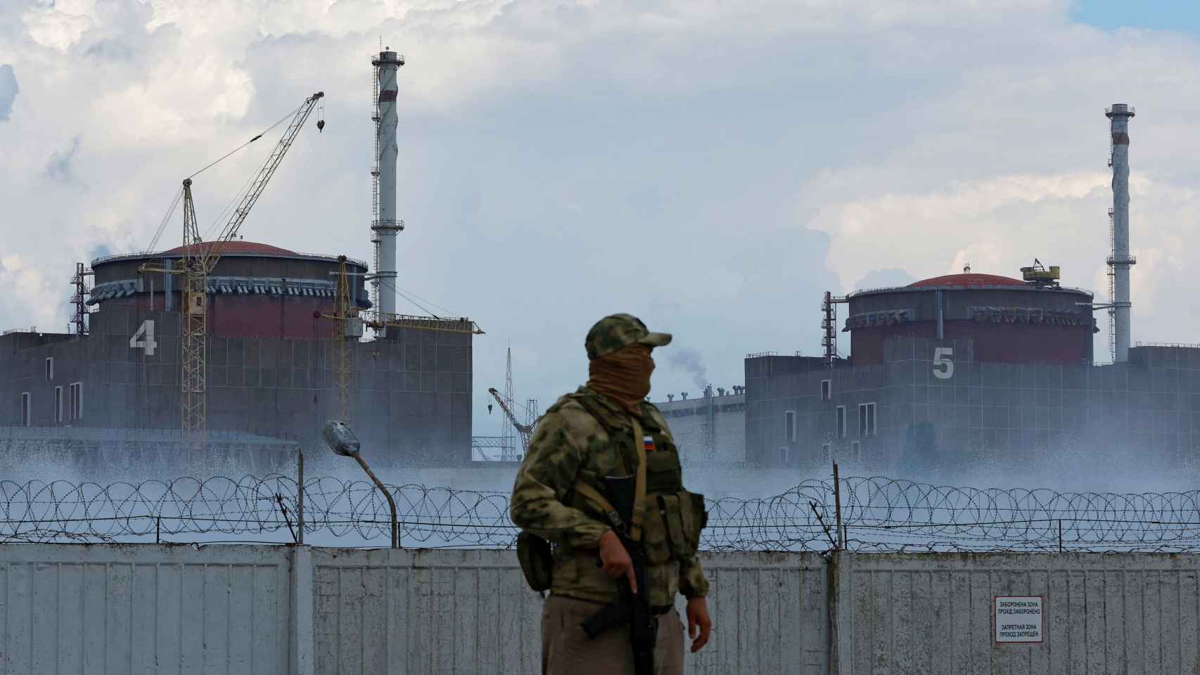 Un soldado ruso vigila la central nuclear de Zaporiyia