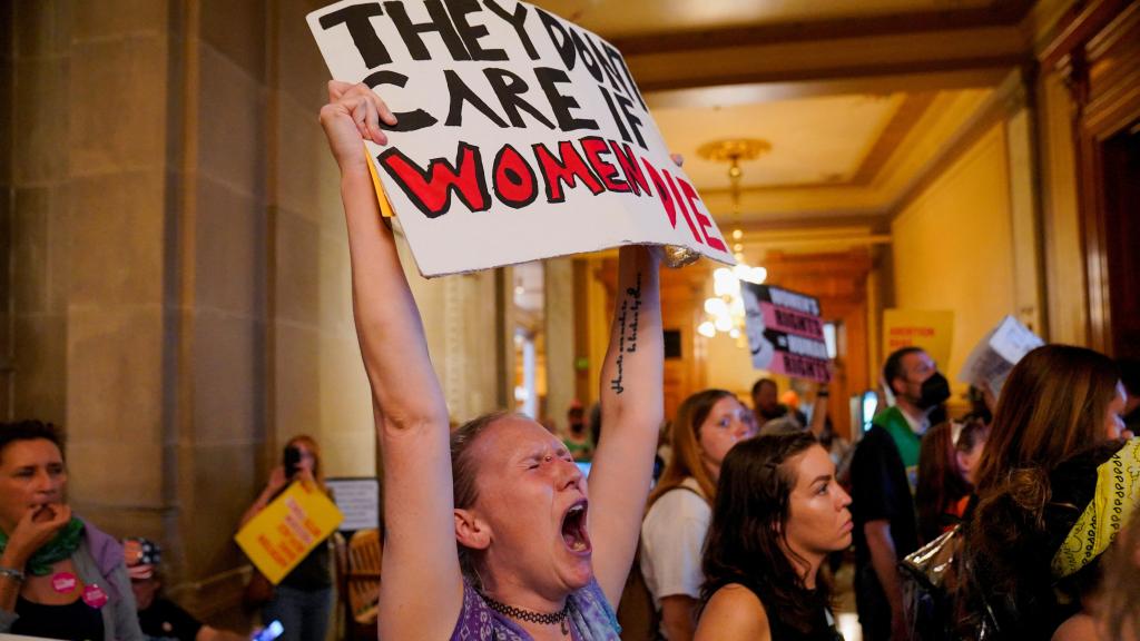Una mujer protesta durante la sesión de debate acerca del aborto en Indiana.