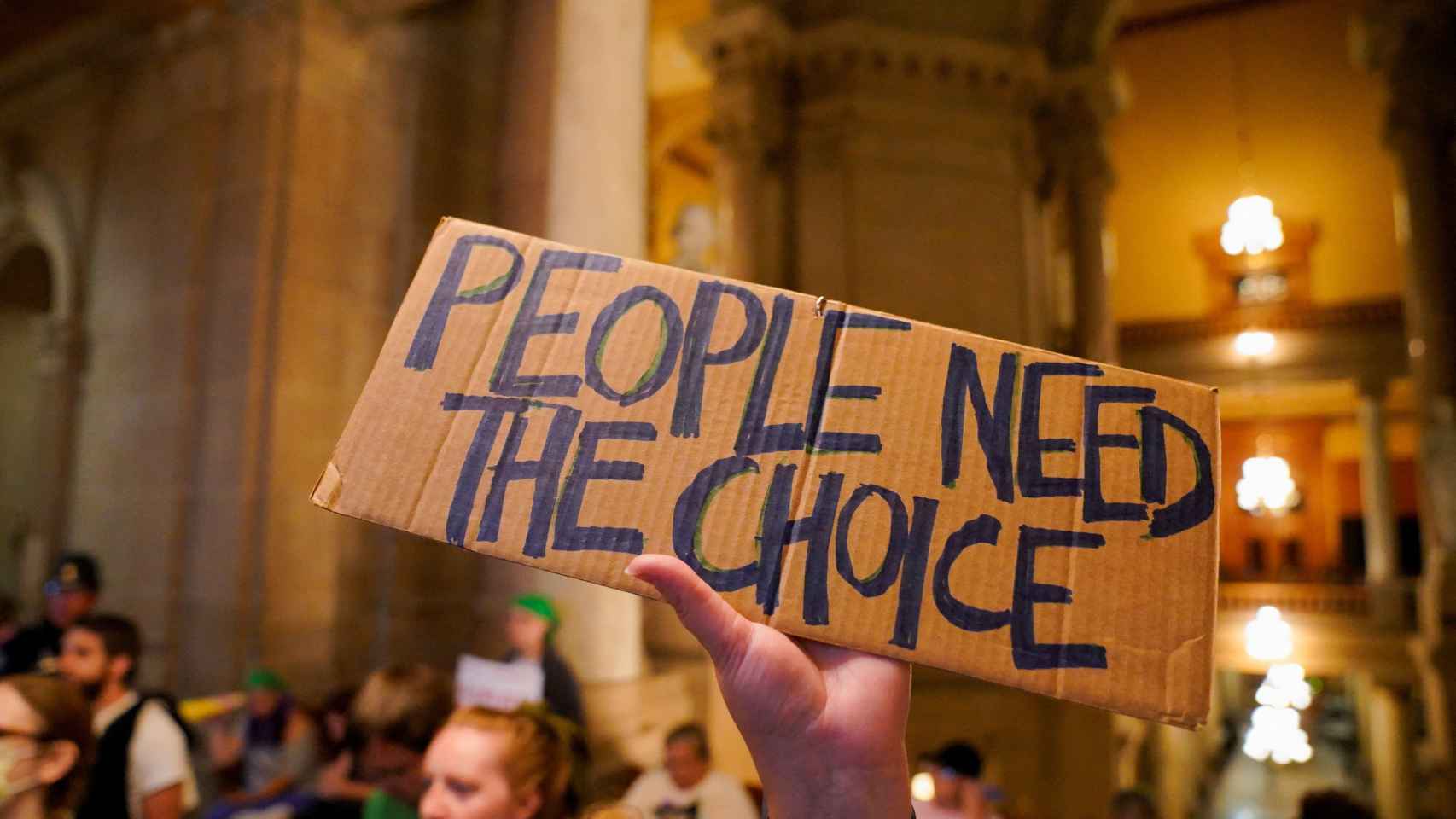 La gente necesita elegir, asegura una pancarta durante una manifestación en Indiana.
