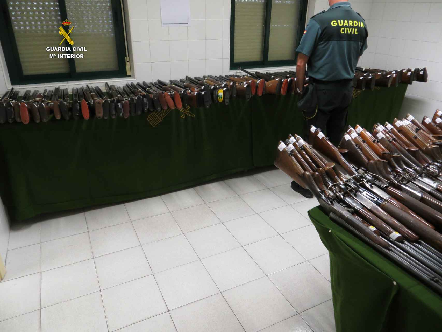 Armas preparadas para subir a subasta en la comandancia de la Guardia Civil en León.