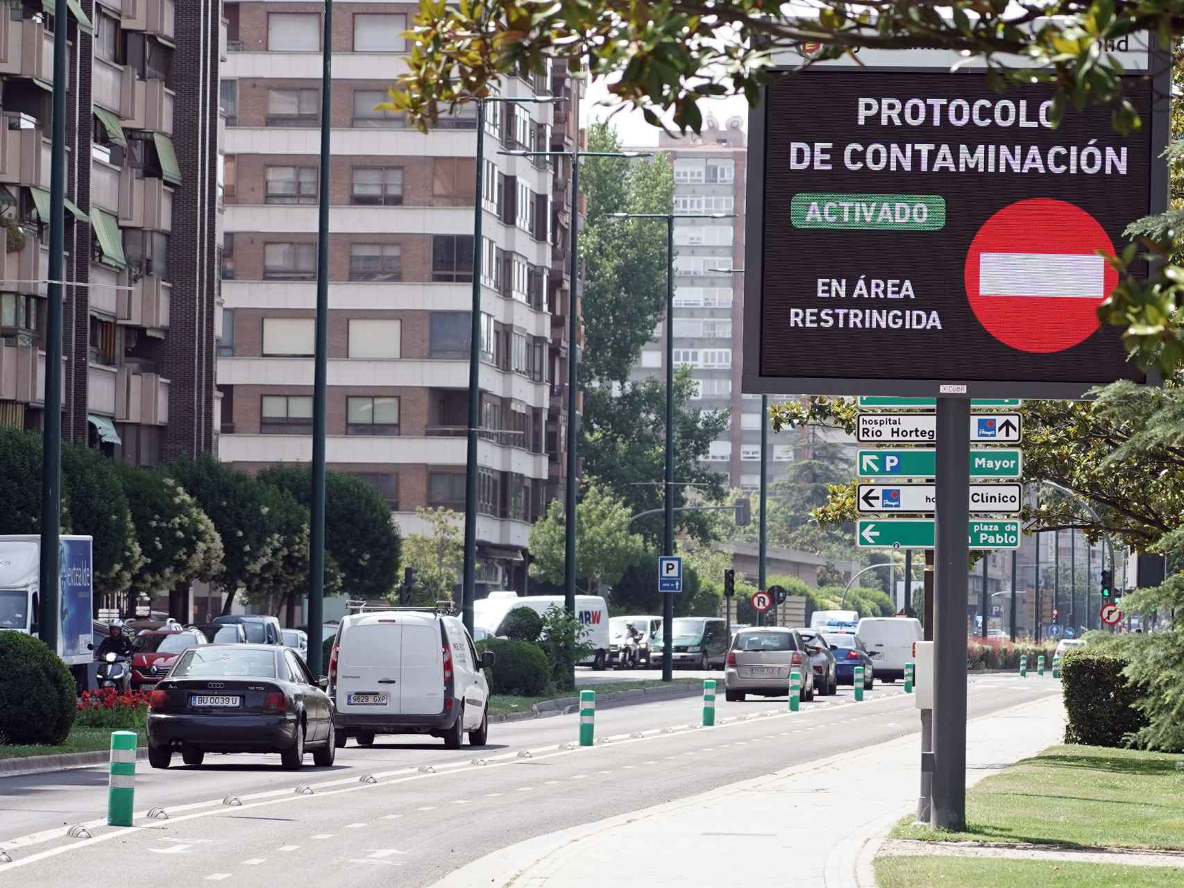 Un aviso del Protocolo de Contaminación en Valladolid, el pasado mes de julio.