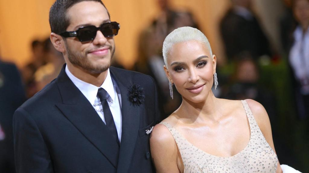 Kim Kardashian junto a su hasta ahora pareja Pete Davidson en una alfombra roja en Nueva York, en mayo de 2022.