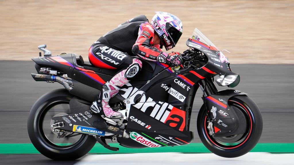 Aleix Espargaró pilota su Aprilia RS-GP, en el circuito británico de Silverstone.