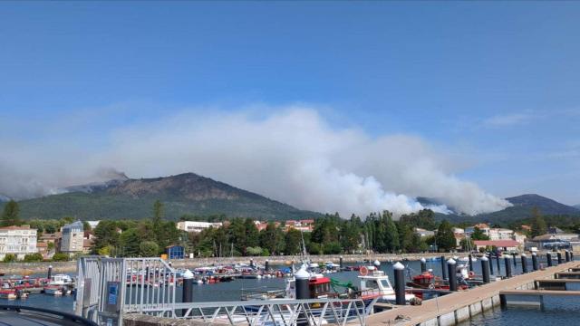 Incendio de Boiro visto desde el náutico de A Pobra