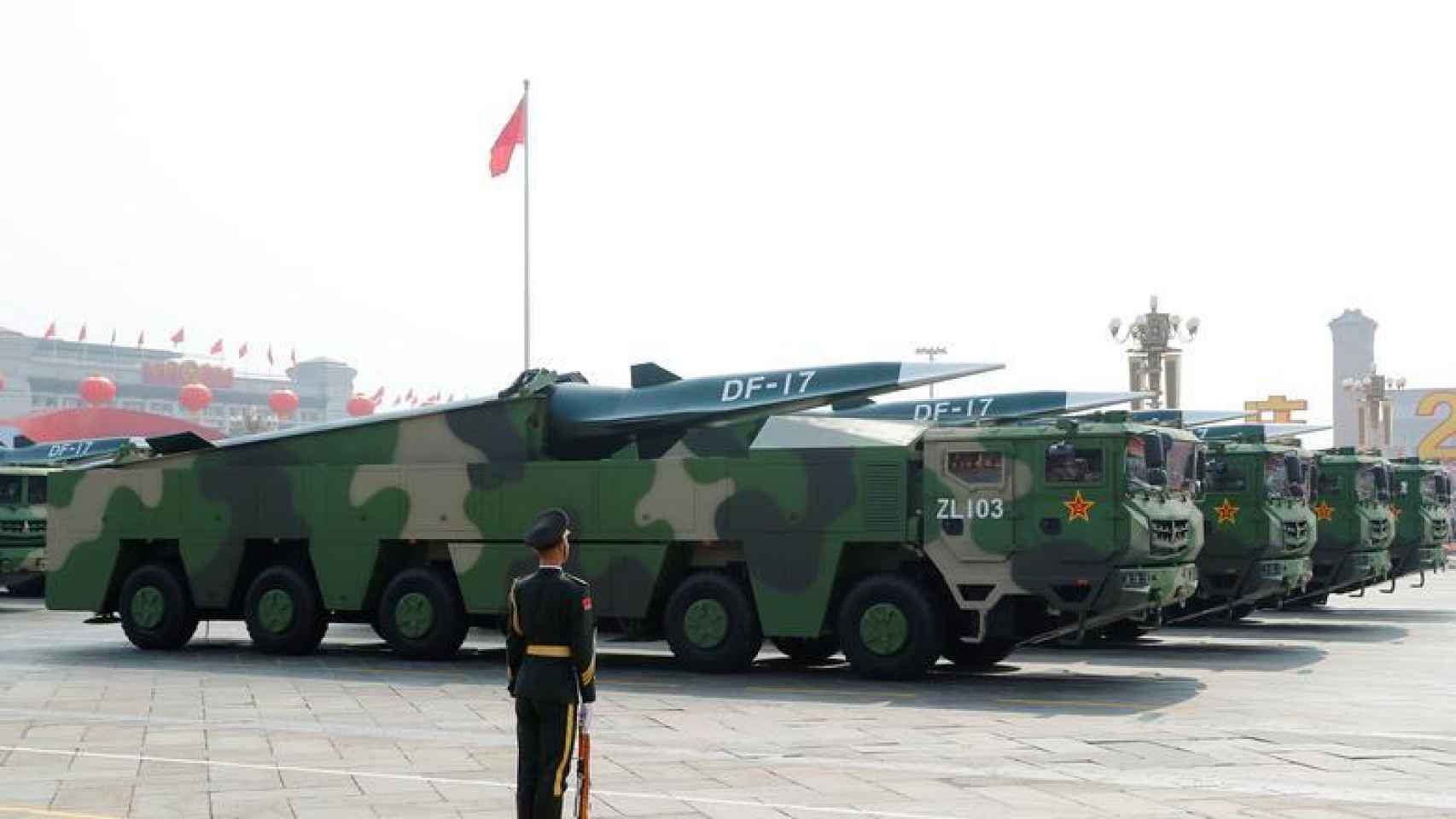Misiles DF-17 en un desfile militar chino