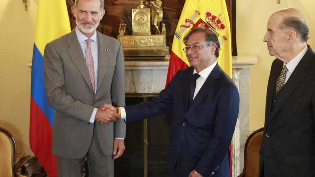 El rey Felipe VI (i) saluda al presidente electo de Colombia, Gustavo Petro (c), junto al canciller designado Alvaro Leyva Durán.