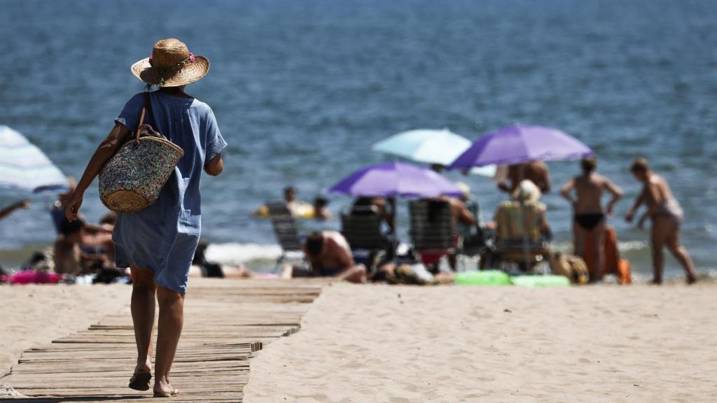 Cientos de bañistas disfrutan del primer fin de semana de agosto.