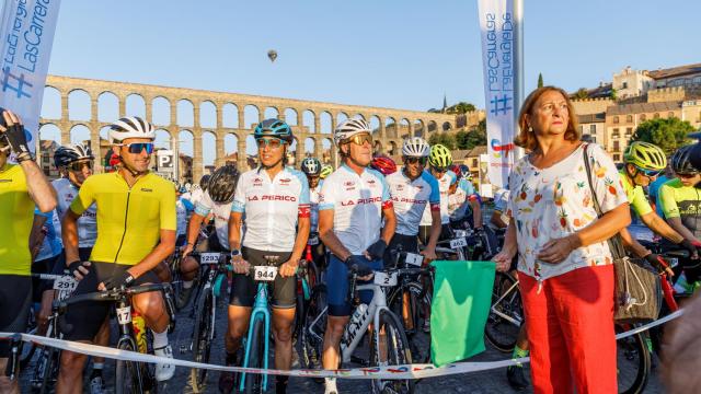 Celebración de la XXVII edición de la Marcha Cicloturista Pedro Delgado 'La Perico 2022' con los ex-ciclistas Dori ruano (I); Pedro delgado (C); y Roberto Heras (D)