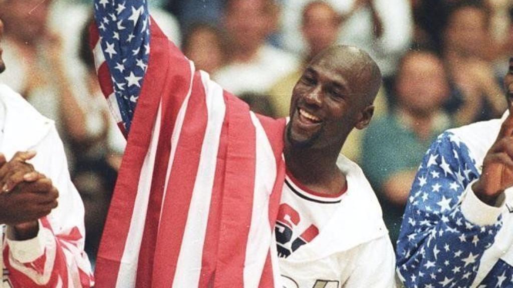 Bird, Pippen, Jordan y Drexler en la ceremonia de medallas de Barcelona '92