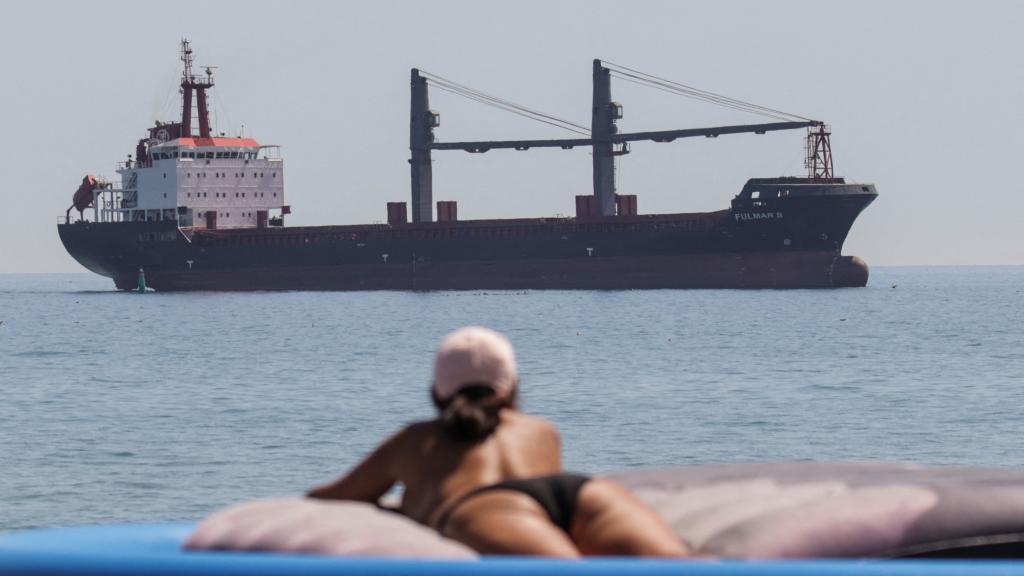 Un buque de carga llega al puerto marítimo de Chornomorsk tras reanudar la exportación de grano en Ucrania.